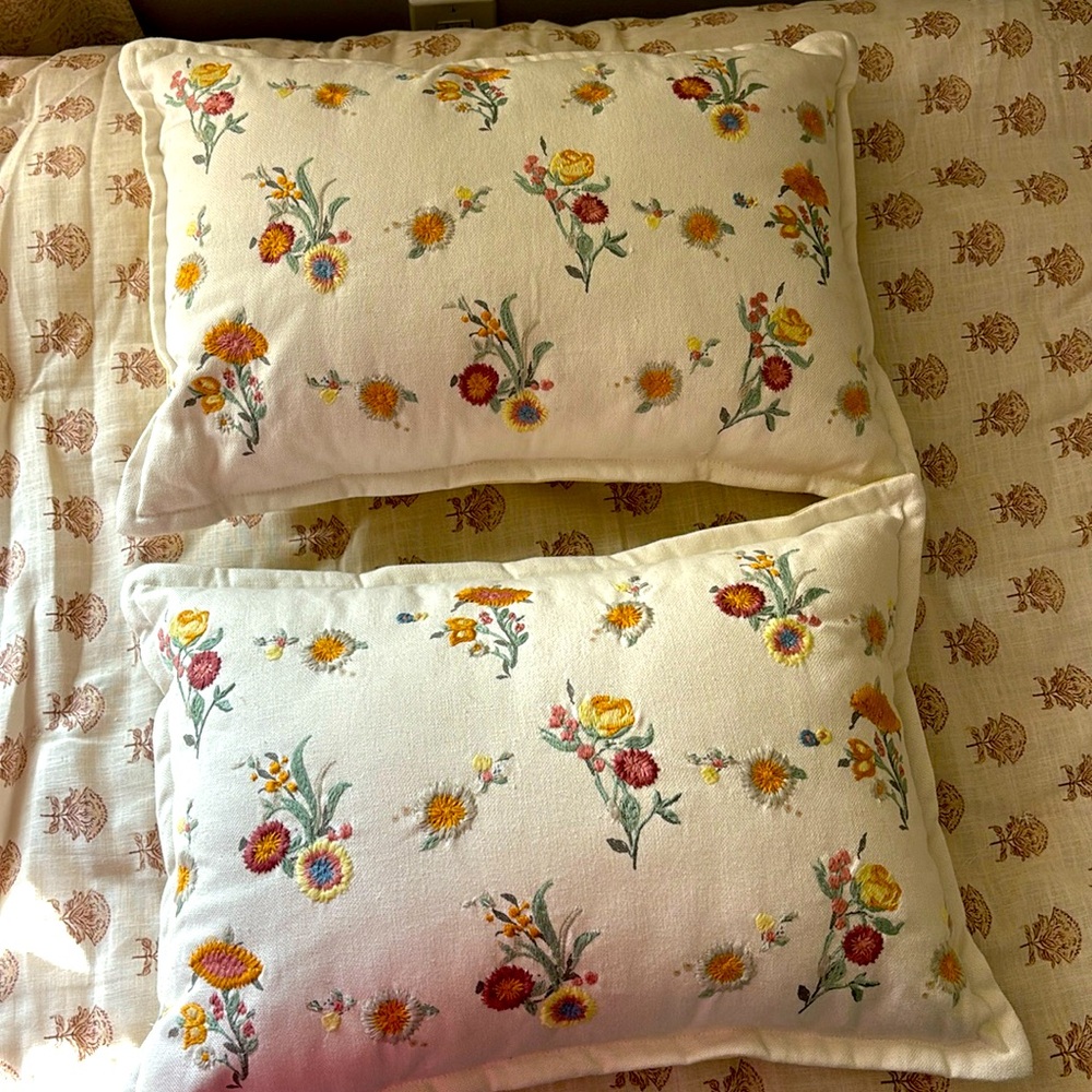 Tar** pillows